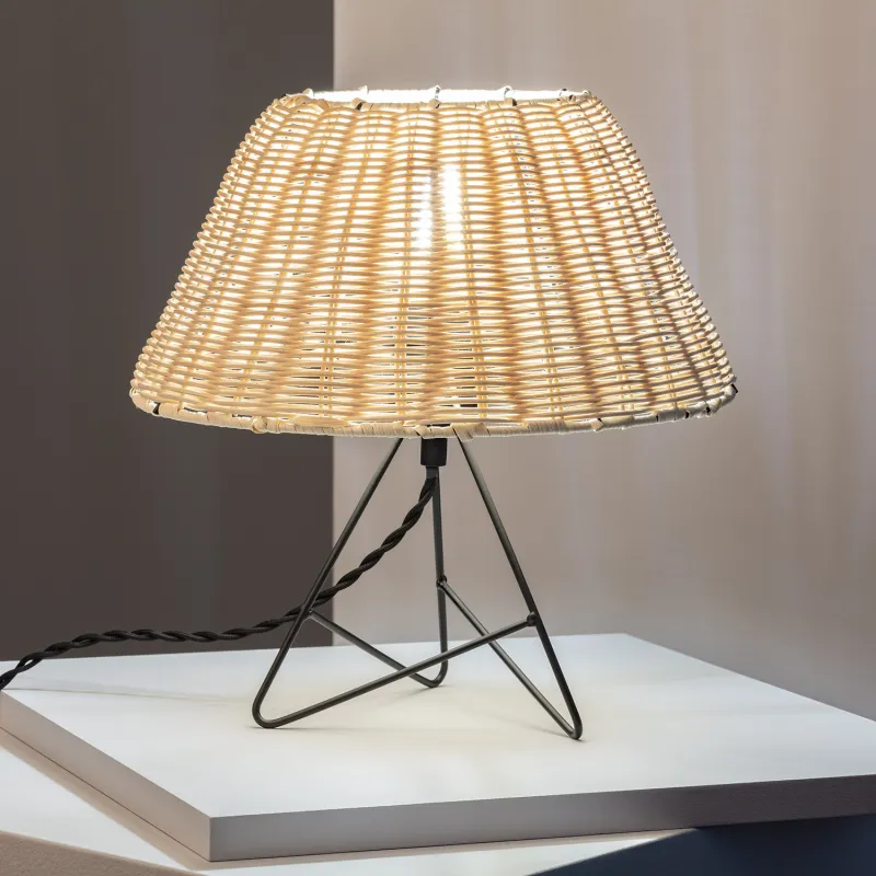lampe-a-poser-abat-jour-rotin-noire-ou-blanche