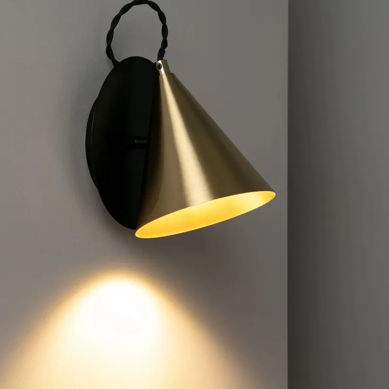 applique-metal-noir-et-tete-orientable-dore-culot-e14