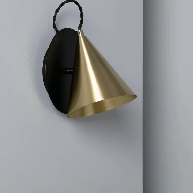 applique-metal-noir-et-tete-orientable-dore-culot-e14
