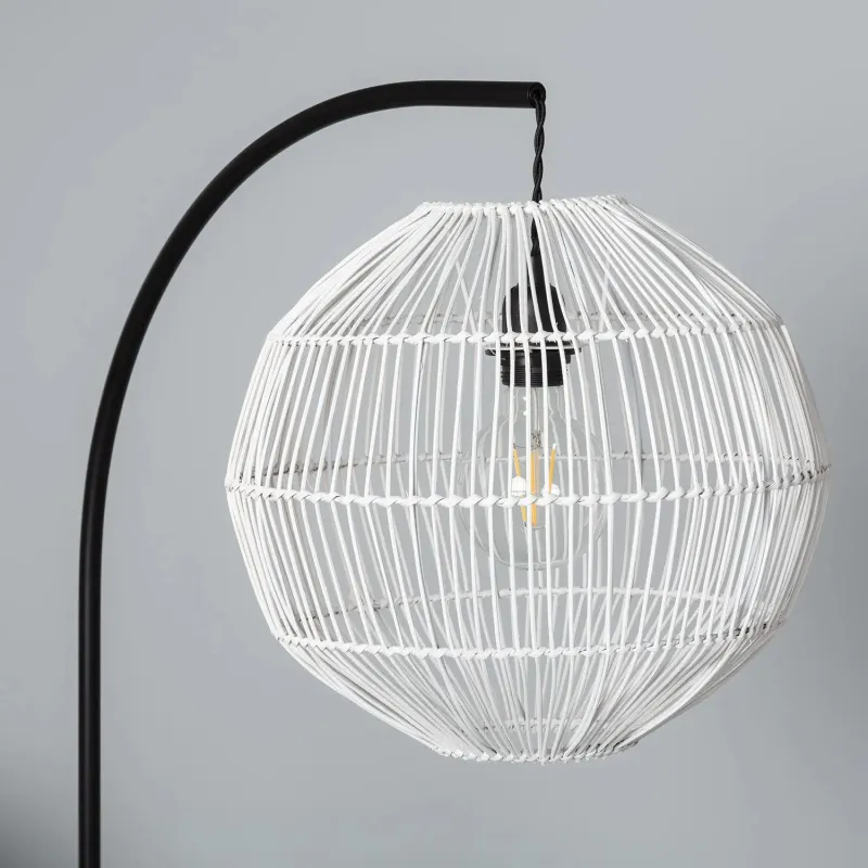 lampadaire-a-poser-metal-noir-culot-e27-boule-rotin-suspendu