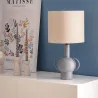 lampe-a-poser-resine-gris-et-abat-jour-culot-e27