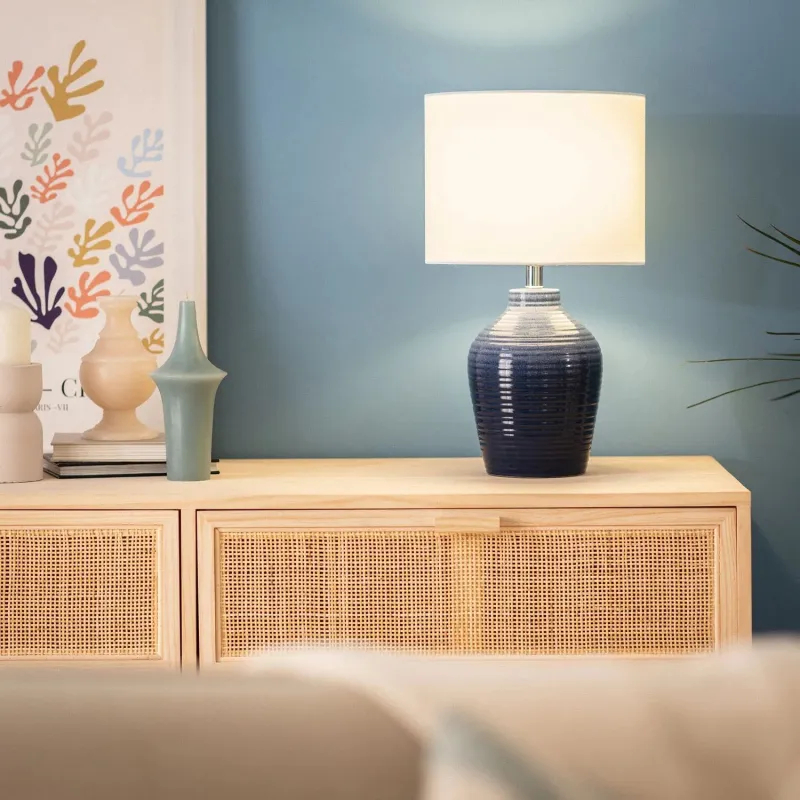 lampe-a-poser-ceramique-bleu-et-abat-jour-blanc-culot-e27