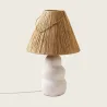lampe-a-poser-ceramique-blanche-et-abat-jour-rafia
