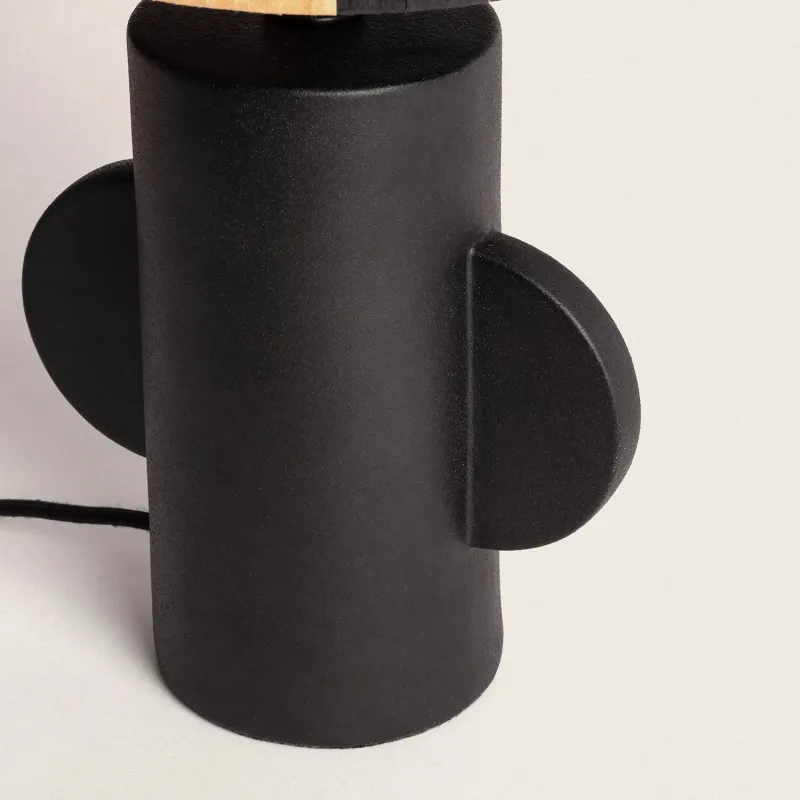 lampe-a-poser-ceramique-noire-et-abat-jour-rafia