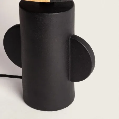 lampe-a-poser-ceramique-noire-et-abat-jour-rafia