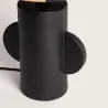 lampe-a-poser-ceramique-noire-et-abat-jour-rafia