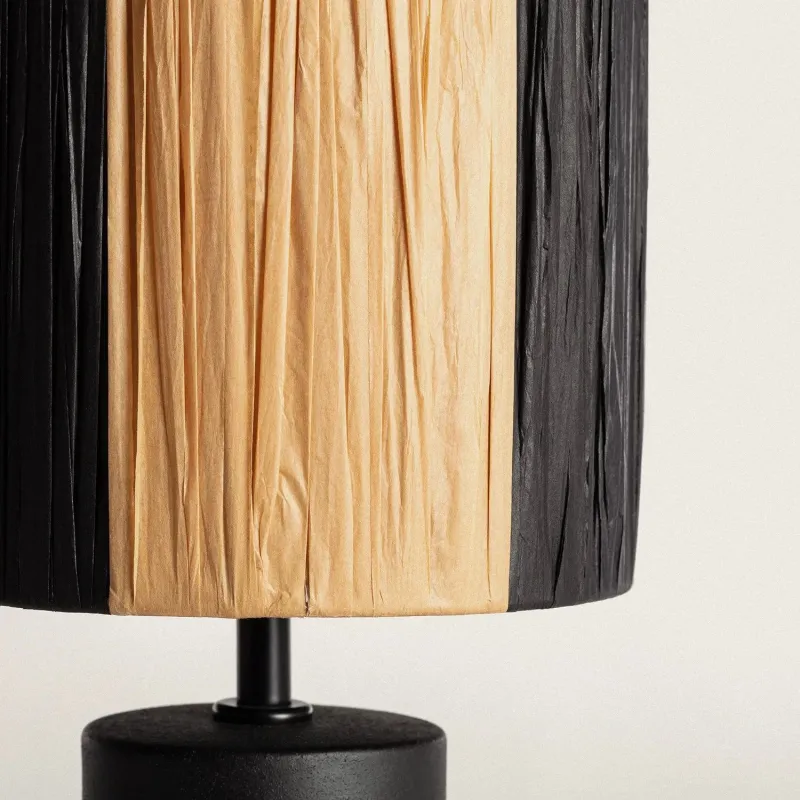 lampe-a-poser-ceramique-noire-et-abat-jour-rafia