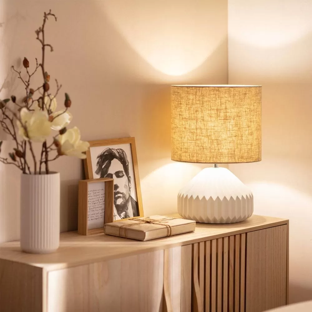 lampe-de-table-ceramique-blanche-abat-jour-beige-culot-e27-