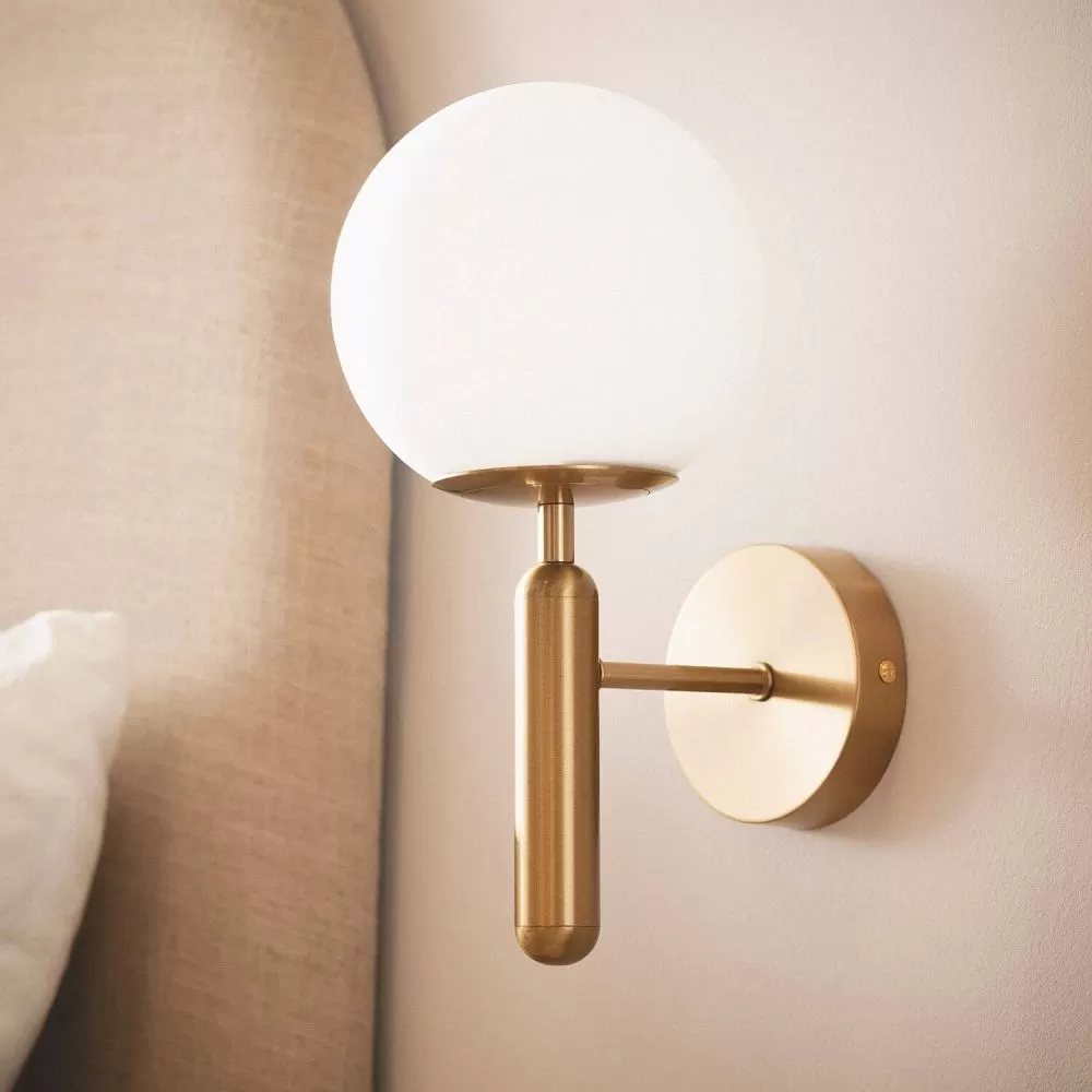 applique-murale-boule-blanche-culot-e14-metal-dore