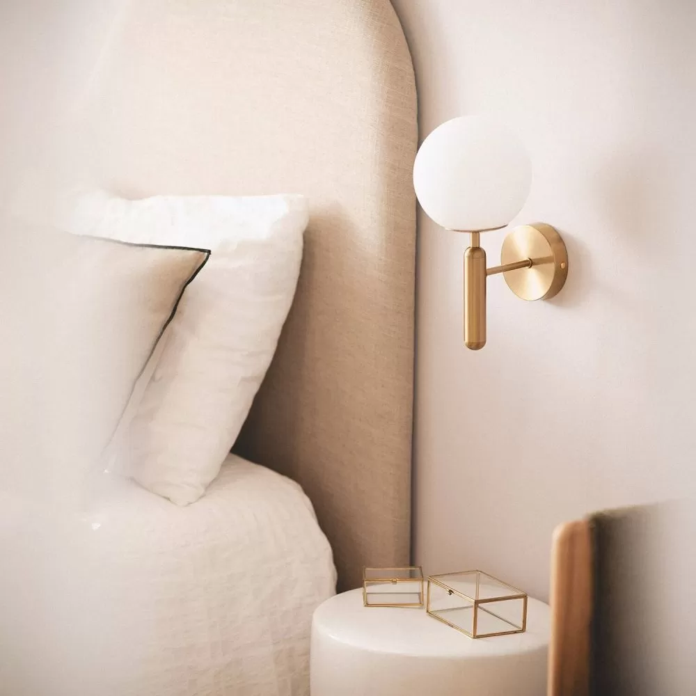 applique-murale-boule-blanche-culot-e14-metal-dore