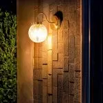 applique-murale-metal-dore-et-boule-verre-ip44