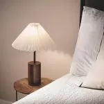lampe-a-poser-metal-dore-et-boule-culot-e14