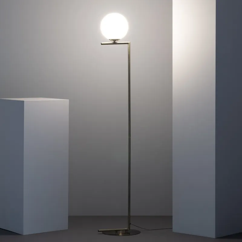 Lampadaire moderne acier doré 165cm culot e27 boule 20cm