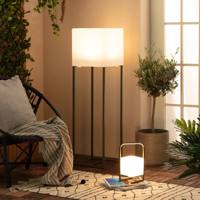 lampadaire-solaire-etanche-rgbw-couleurs-exterieur-rechargeable-nomade-lumineux